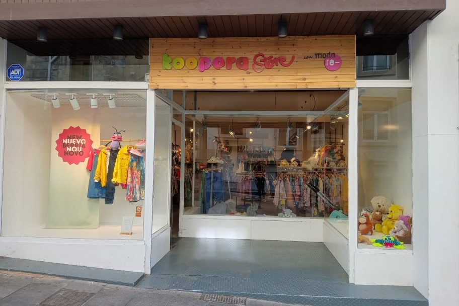 Escaparate de Koopera Store con Moda re- Vitoria-Gasteiz Fueros, ropa de segunda mano en Vitoria-Gasteiz
