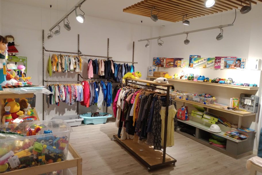 Interior de Koopera Store con Moda re- Vitoria-Gasteiz Fueros, ropa de segunda mano en Vitoria-Gasteiz