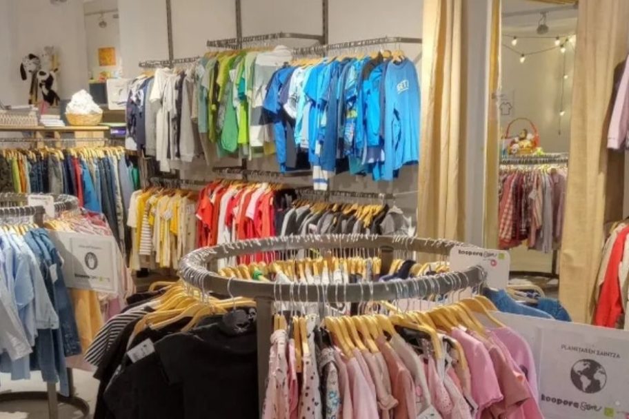 Interior de Koopera Store con Moda re- Vitoria-Gasteiz Fueros, ropa de segunda mano en Vitoria-Gasteiz (vista 2)