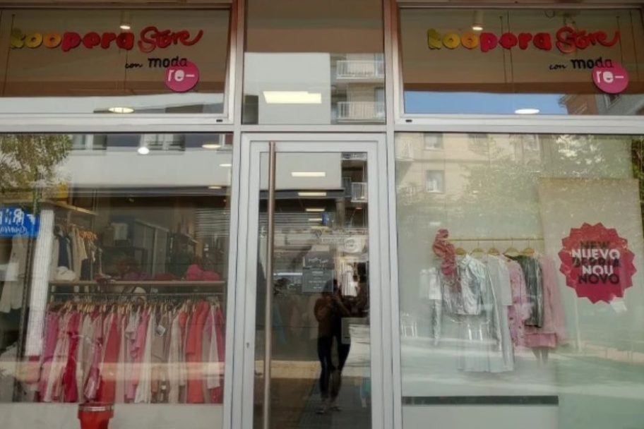 Escaparate de Koopera Store con Moda re- Vitoria-Gasteiz Médico Tornay, ropa de segunda mano en Vitoria-Gasteiz