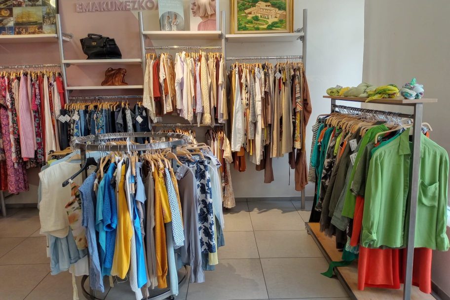 Interior de Koopera Store con Moda re- Vitoria-Gasteiz Médico Tornay, ropa de segunda mano en Vitoria-Gasteiz