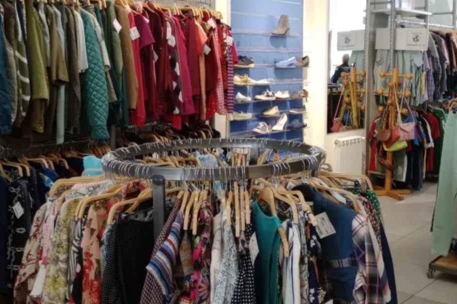 Interior de Koopera Store con Moda re- Vitoria-Gasteiz Médico Tornay, ropa de segunda mano en Vitoria-Gasteiz (vista 2)