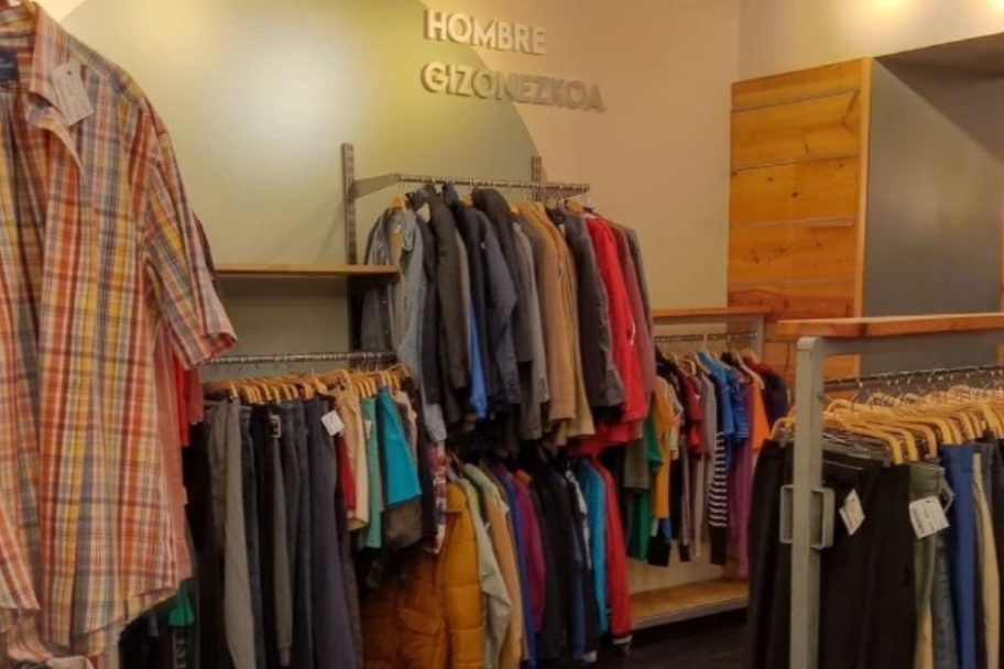 Interior de Koopera Store con Moda re- Vitoria-Gasteiz Postas, ropa de segunda mano en Vitoria-Gasteiz