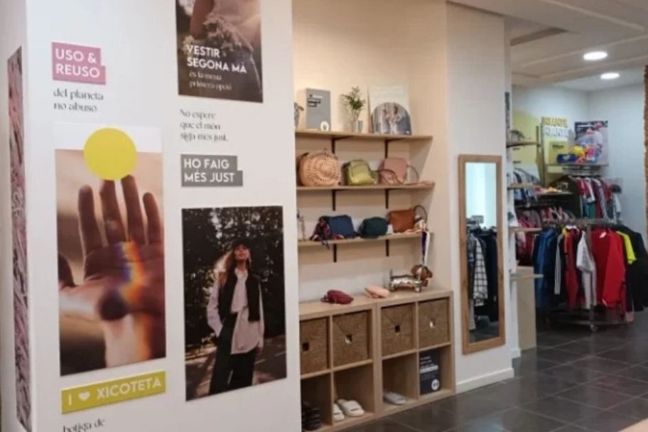 Interior de Koopera Store con Moda re- Alcoy KS, ropa de segunda mano en Alcoy