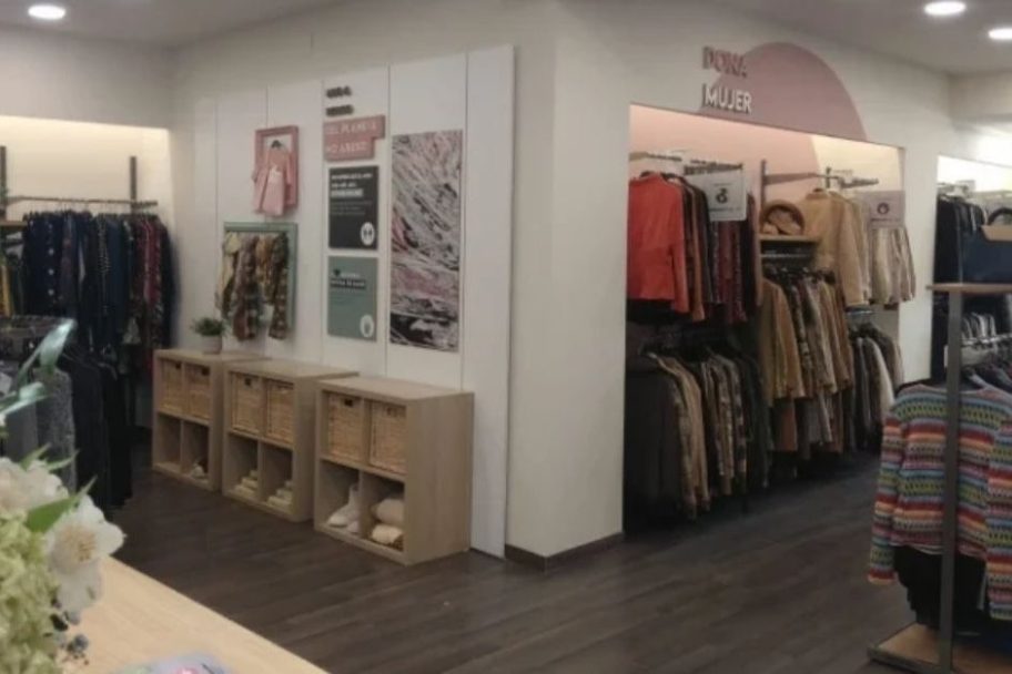 Interior de Koopera Store con Moda re- Alcoy KS, ropa de segunda mano en Alcoy (vista 2)