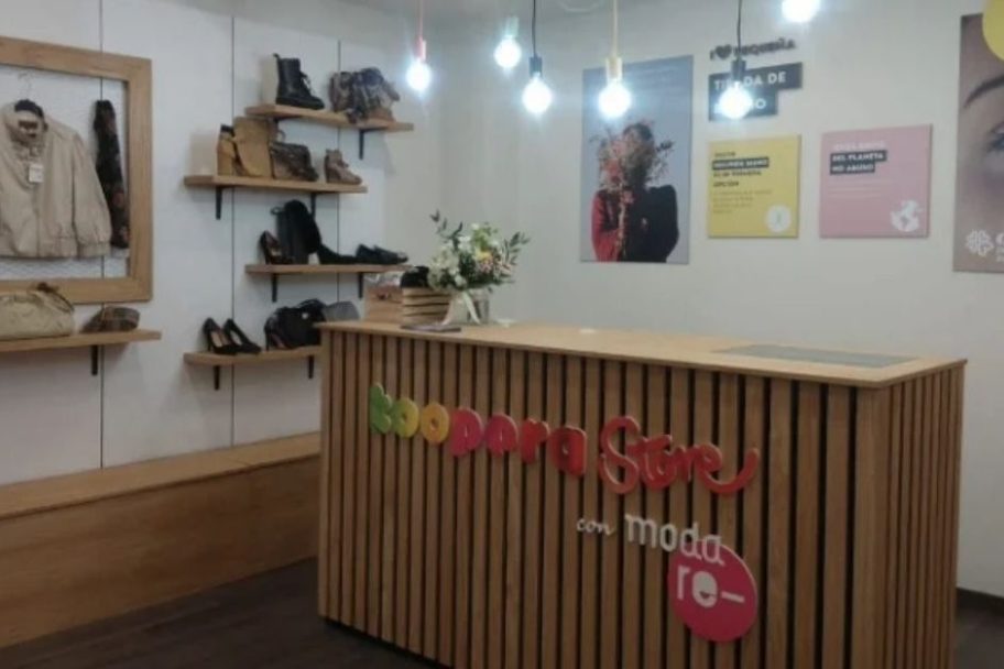 Mostrador de Koopera Store con Moda re- Alcoy KS, ropa de segunda mano en Alcoy