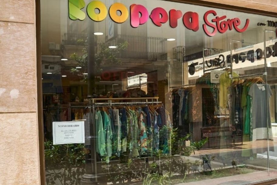 Escaparate de Koopera Store con Moda re- Castellón Trinitat KS, ropa de segunda mano en Castellón