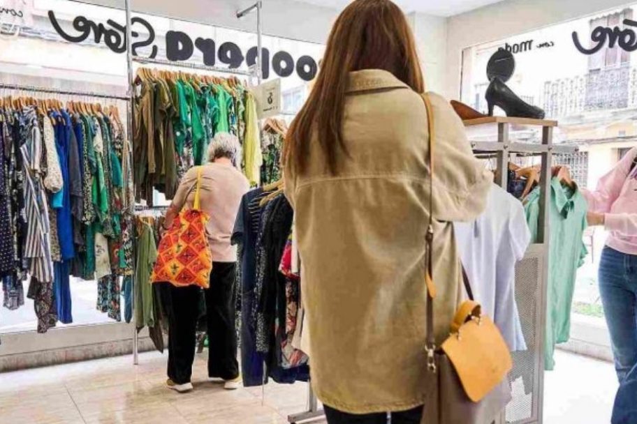 Interior de Koopera Store con Moda re- Castellón Trinitat KS, ropa de segunda mano en Castellón