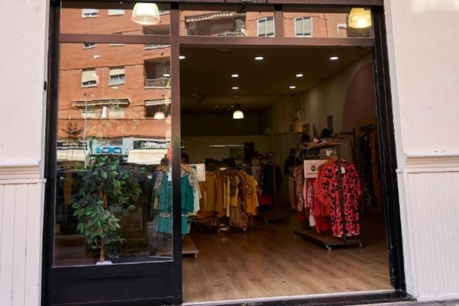Escaparate de Koopera Store con Moda re- Castellón Av. Valencia KS, ropa de segunda mano en Castellón