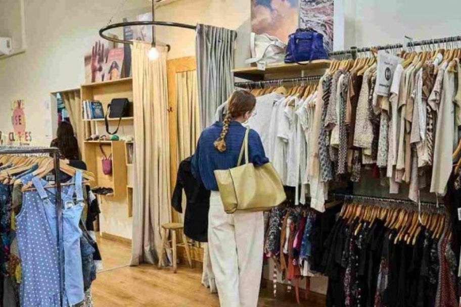 Interior de Koopera Store con Moda re- Castellón Av. Valencia KS, ropa de segunda mano en Castellón