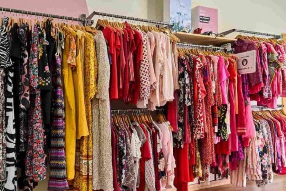 Interior de Koopera Store con Moda re- Castellón Av. Valencia KS, ropa de segunda mano en Castellón (vista 2)