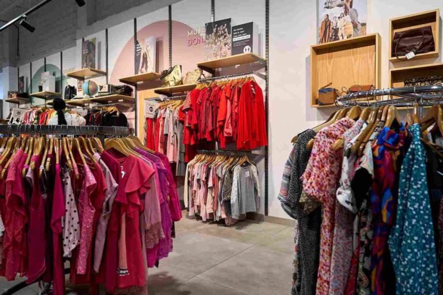 Interior de Koopera Store con Moda re- Vila Real KS, ropa de segunda mano en Vila-real
