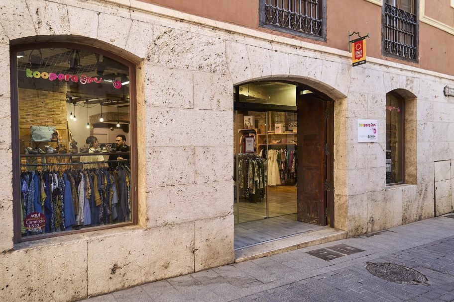 Escaparate de Koopera Store con Moda re- Teruel KS, ropa de segunda mano en Teruel