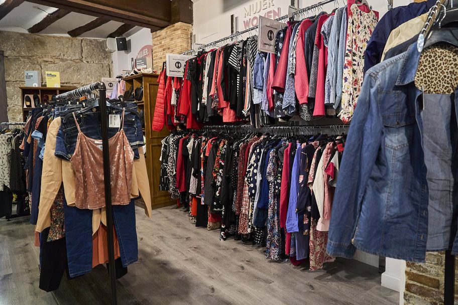 Interior de Koopera Store con Moda re- Teruel KS, ropa de segunda mano en Teruel
