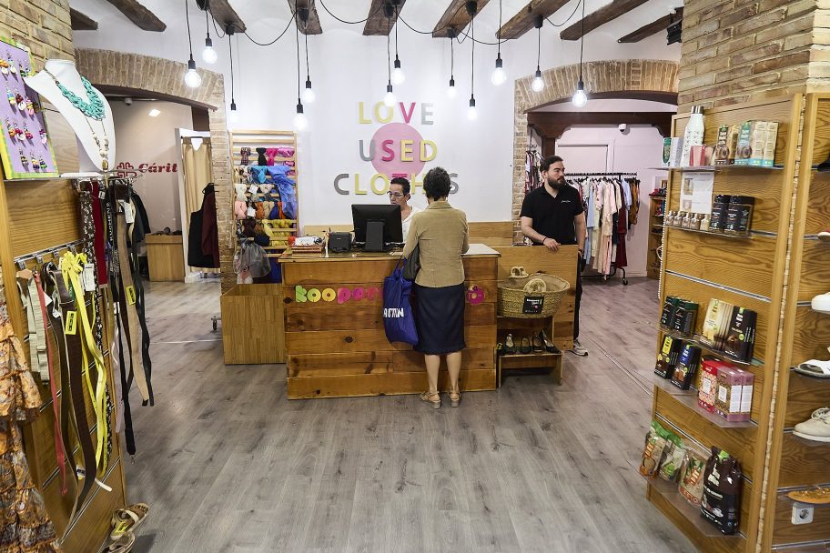 Mostrador de Koopera Store con Moda re- Teruel KS, ropa de segunda mano en Teruel