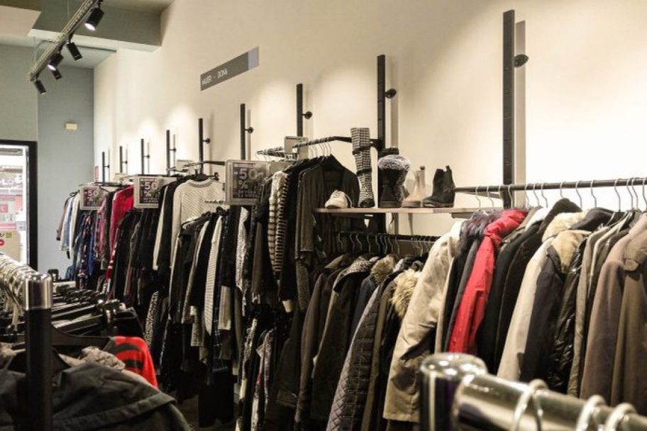 Interior de Koopera Store con Moda re- Valencia Emilio Baró KS (Benimaclet), ropa de segunda mano en Valencia
