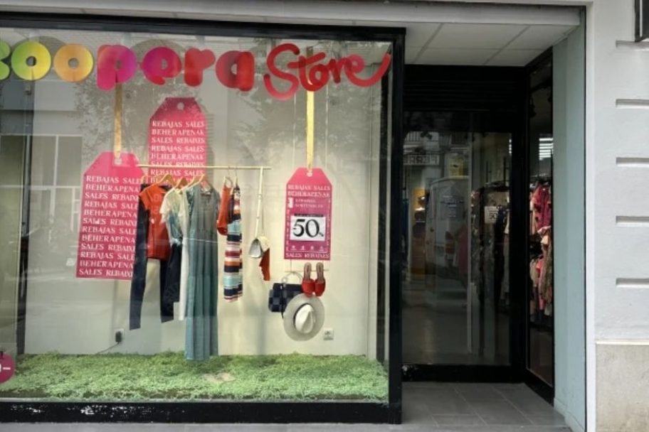 Escaparate de Koopera Store con Moda re- Valencia Pedro III (Ruzafa), ropa de segunda mano en Valencia