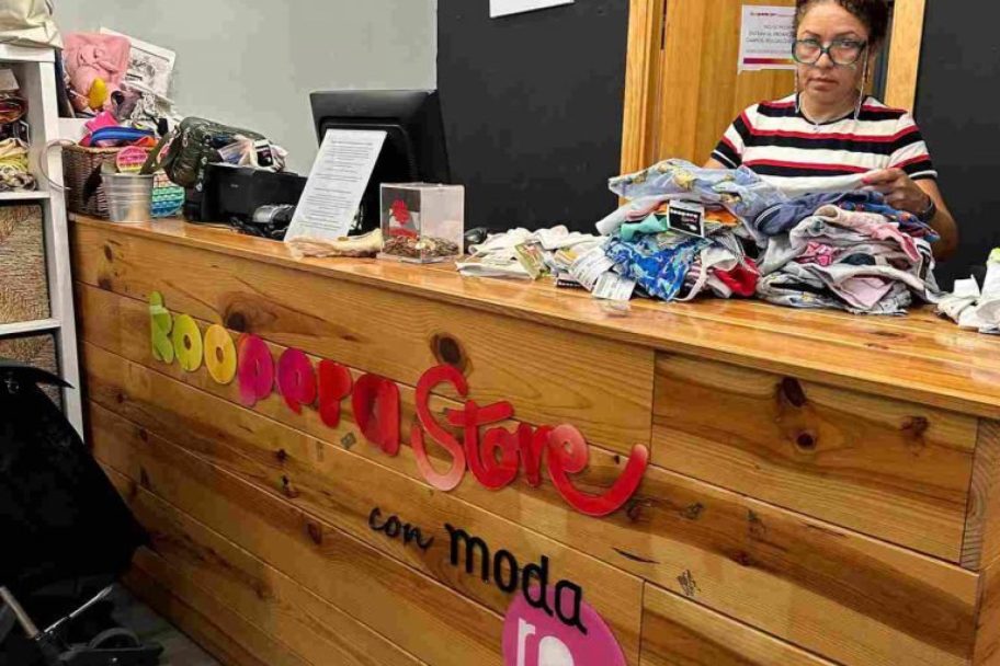 Mostrador de Koopera Store con Moda re- Valencia Primado Reig KS, ropa de segunda mano en Valencia