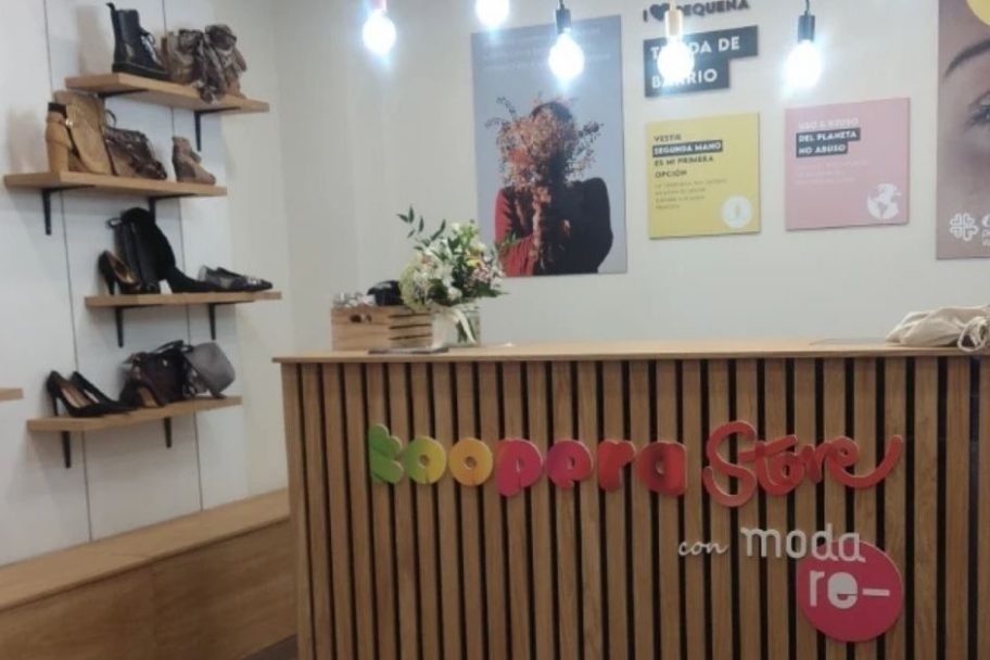 Mostrador de Koopera Store con Moda re- Valencia Rodríguez de Cepeda KS, ropa de segunda mano en Valencia