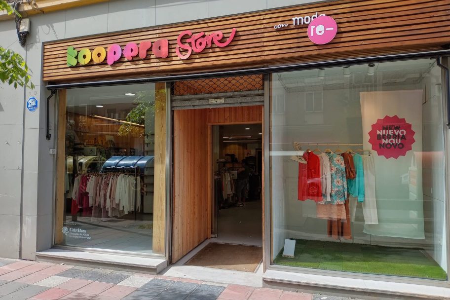 Escaparate de Koopera Store con Moda re- Vitoria-Gasteiz Simón de Anda, ropa de segunda mano en Vitoria-Gasteiz