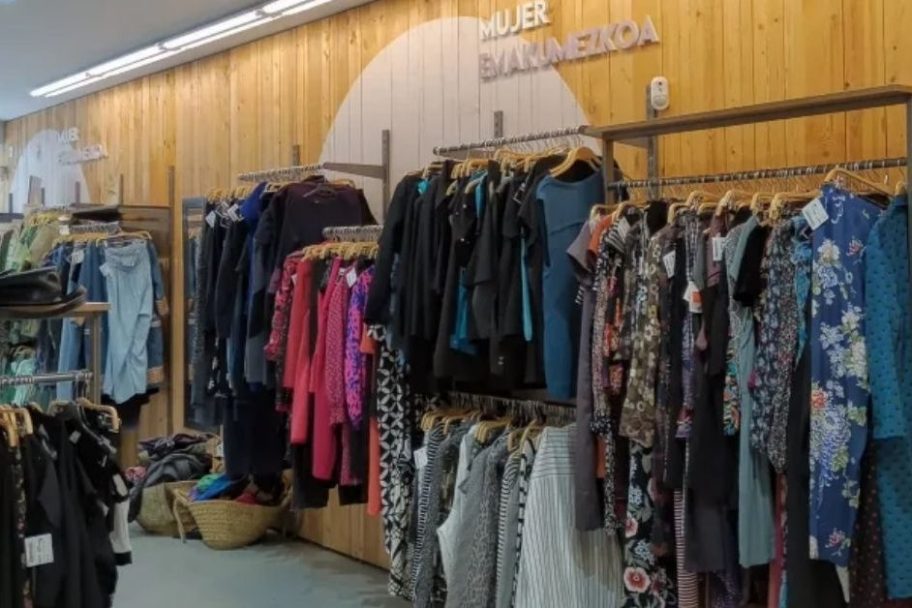 Interior de Koopera Store con Moda re- Vitoria-Gasteiz Simón de Anda, ropa de segunda mano en Vitoria-Gasteiz