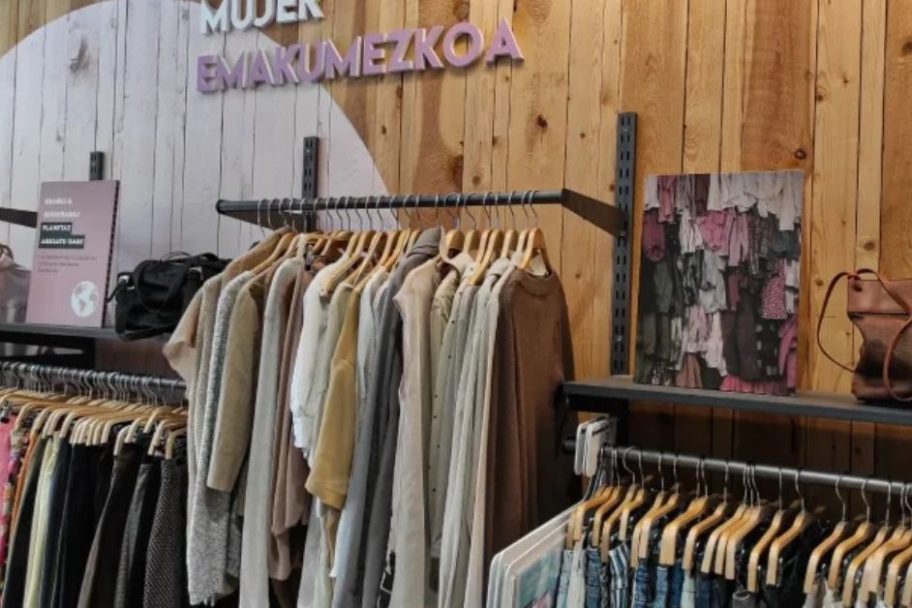 Interior de Koopera Store con Moda re- Vitoria-Gasteiz Simón de Anda, ropa de segunda mano en Vitoria-Gasteiz (vista 2)
