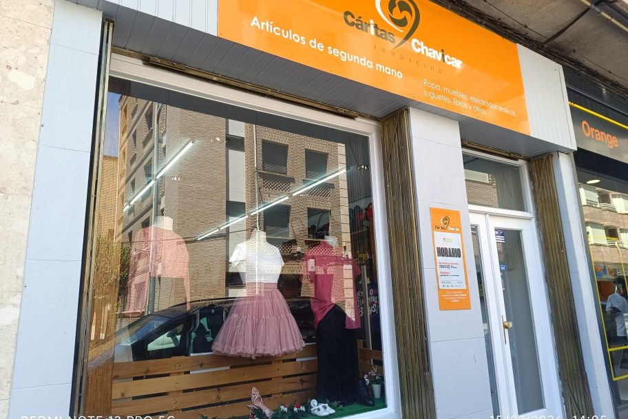 Escaparate de Fundación Cáritas Chavicar Calahorra, ropa de segunda mano en Calahorra