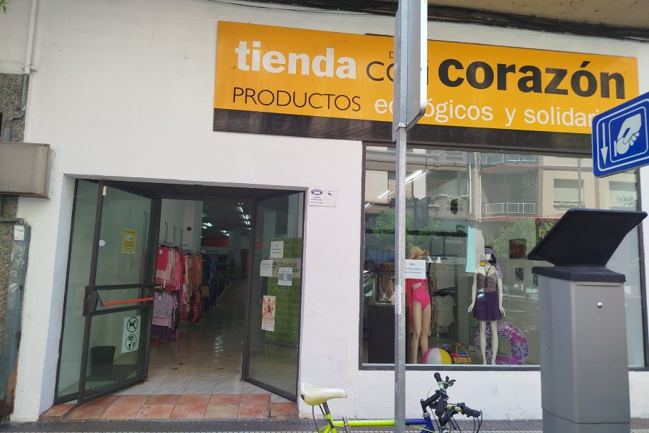 Escaparate de Fundación Cáritas Chavicar Logroño Gonzalo de Berceo, ropa de segunda mano en Logroño