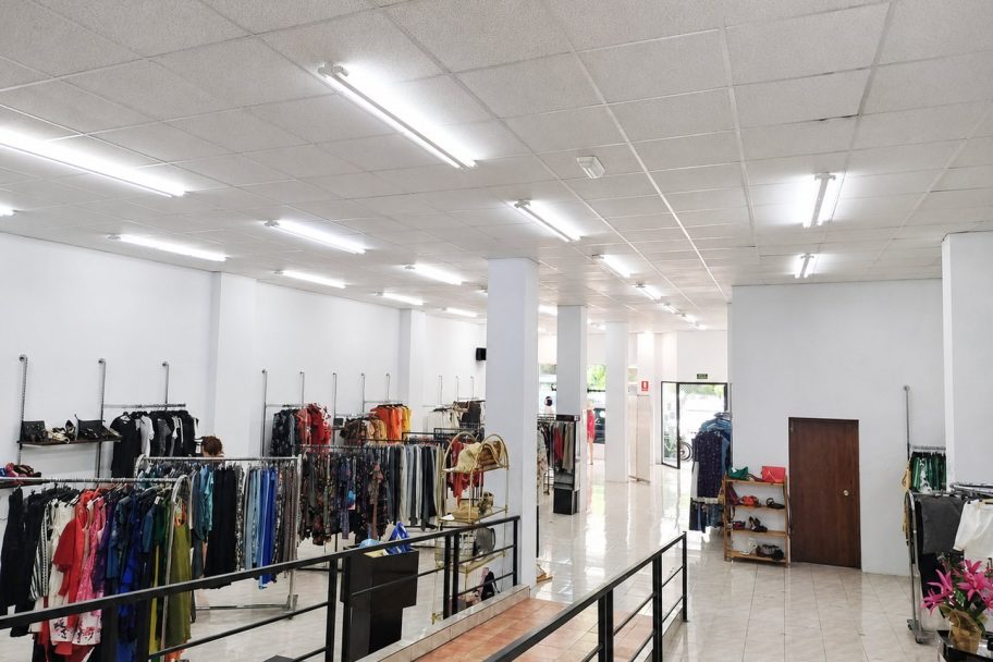 Interior de Fundación Cáritas Chavicar Logroño Gonzalo de Berceo, ropa de segunda mano en Logroño