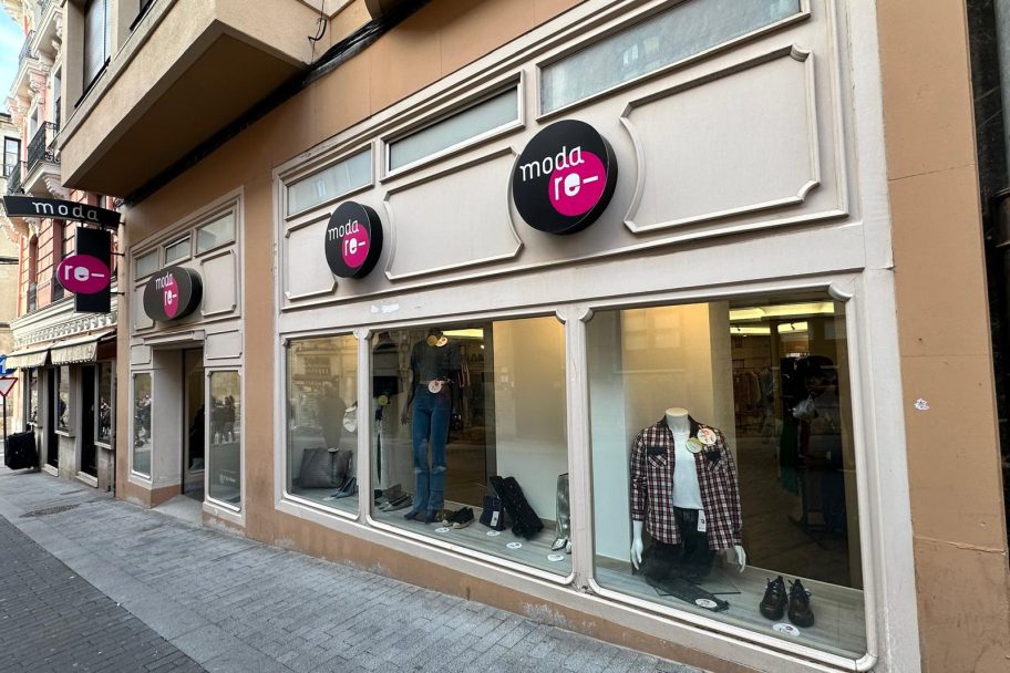 Escaparate de Moda re- León Regidores, ropa de segunda mano en León