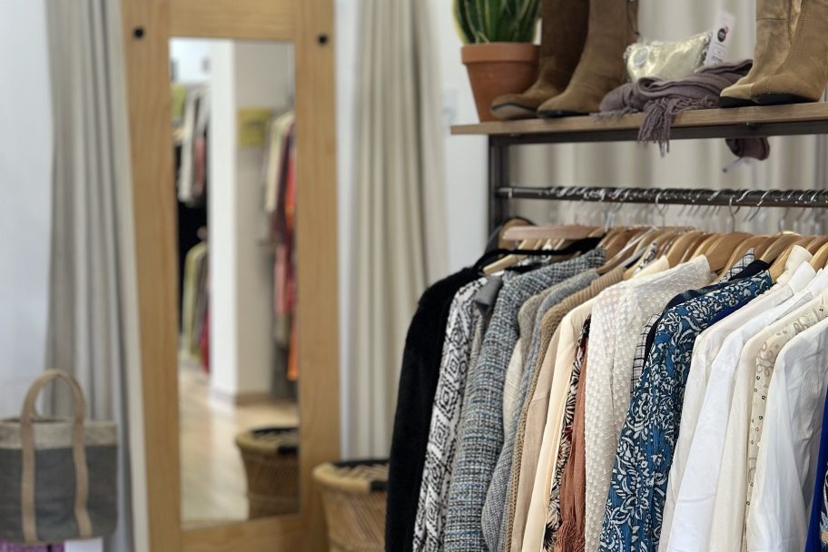 Interior de Moda re- León San Mamés, ropa de segunda mano en León