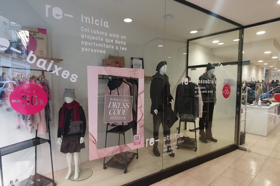 Escaparate de Moda re- Lleida Anselm Clavé, ropa de segunda mano en Lleida