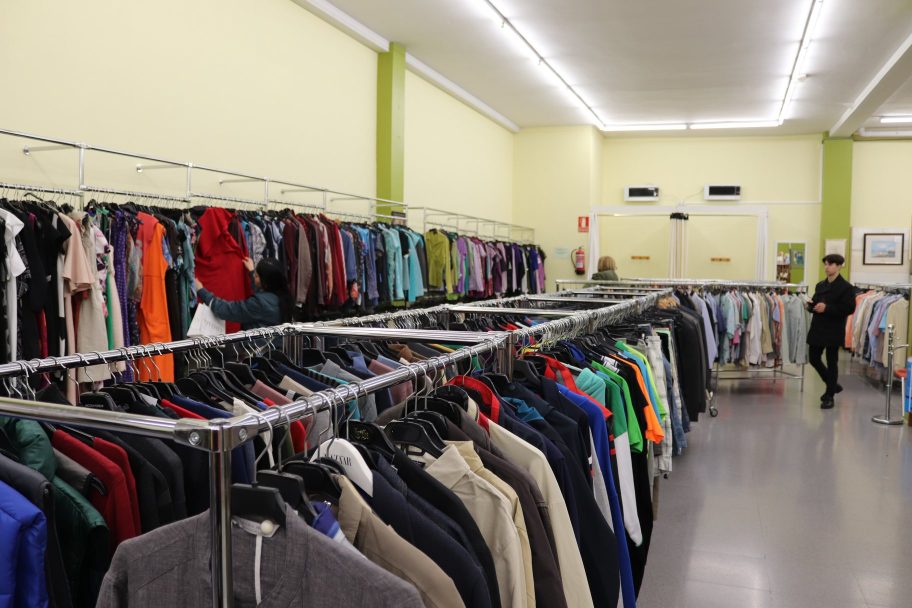 Interior de Moda re- Lleida Anselm Clavé, ropa de segunda mano en Lleida