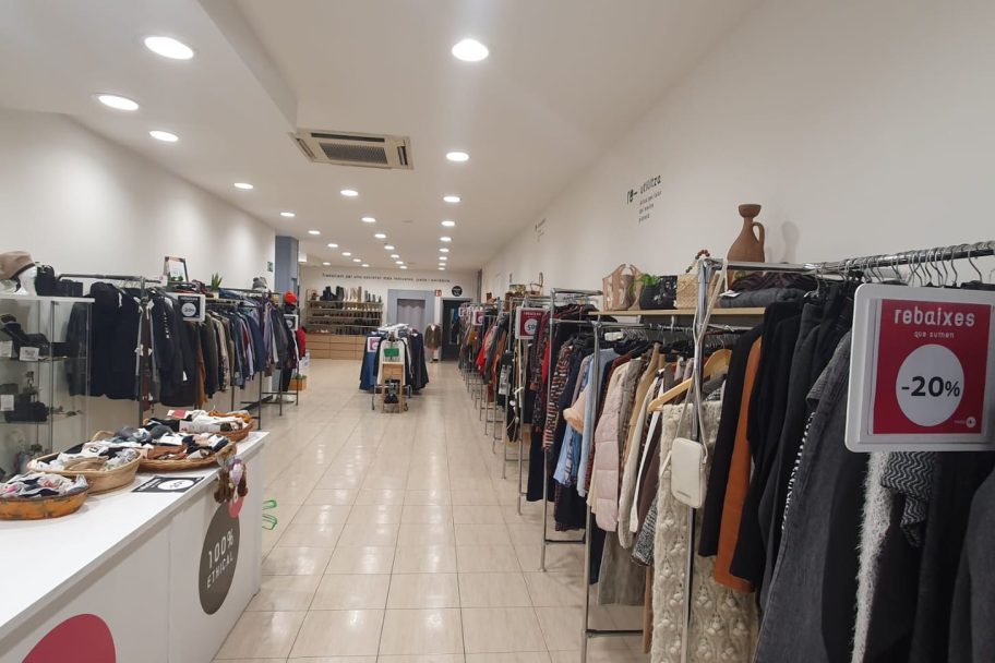 Interior de Moda re- Lleida Anselm Clavé, ropa de segunda mano en Lleida (vista 2)