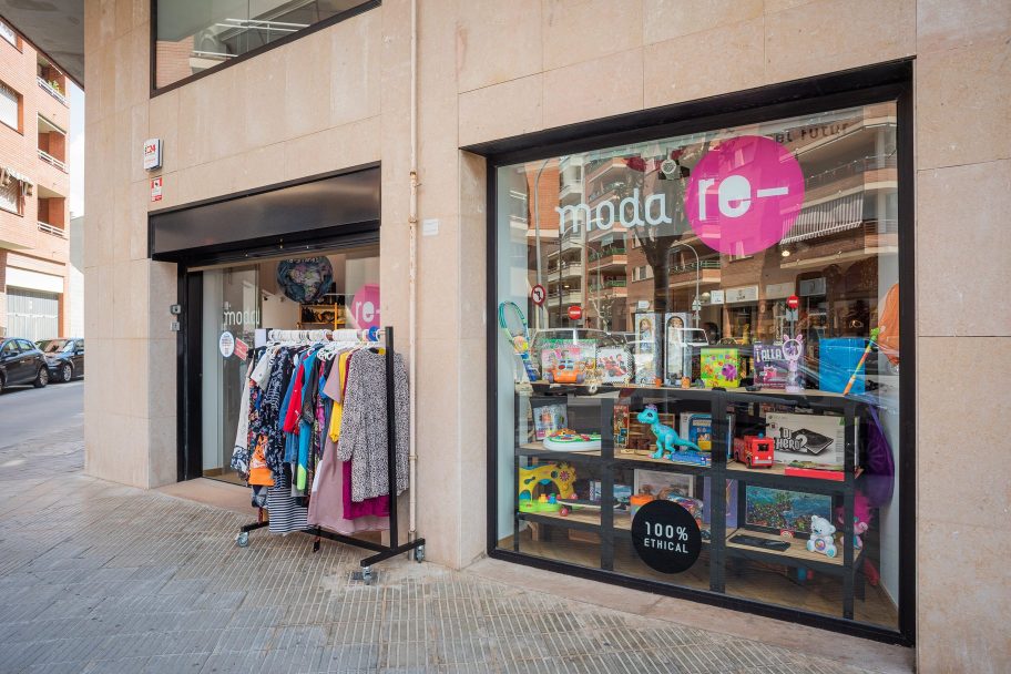 Escaparate de Moda re- Balaguer, ropa de segunda mano en Balaguer