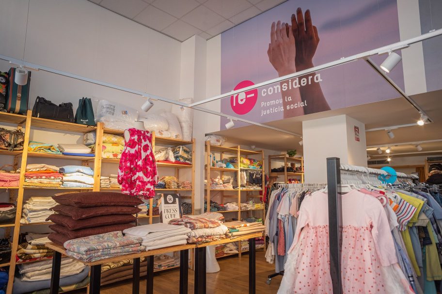 Interior de Moda re- Balaguer, ropa de segunda mano en Balaguer