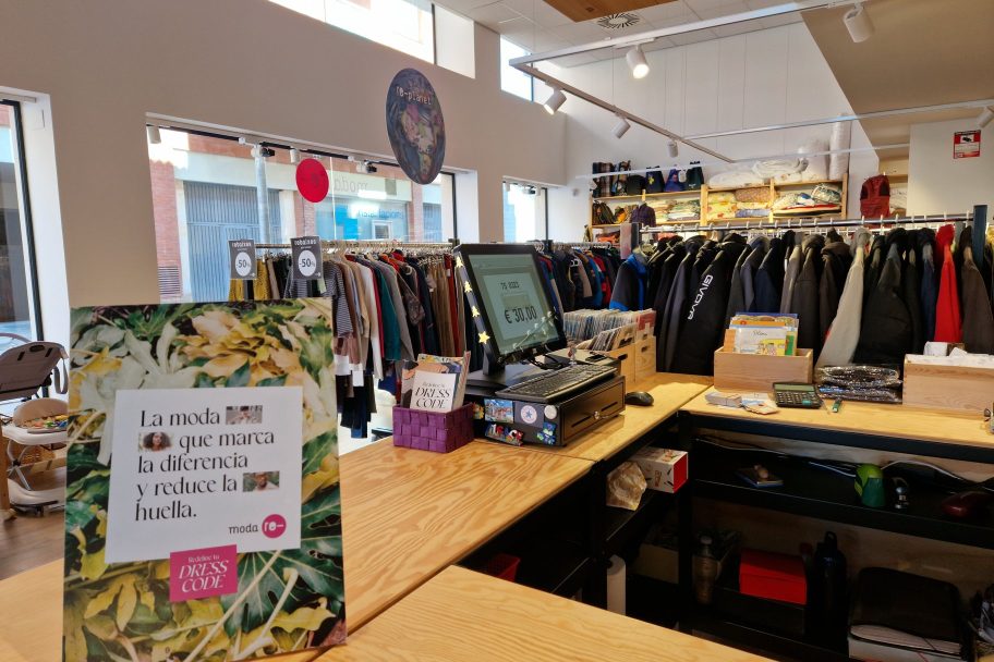 Mostrador de Moda re- Balaguer, ropa de segunda mano en Balaguer