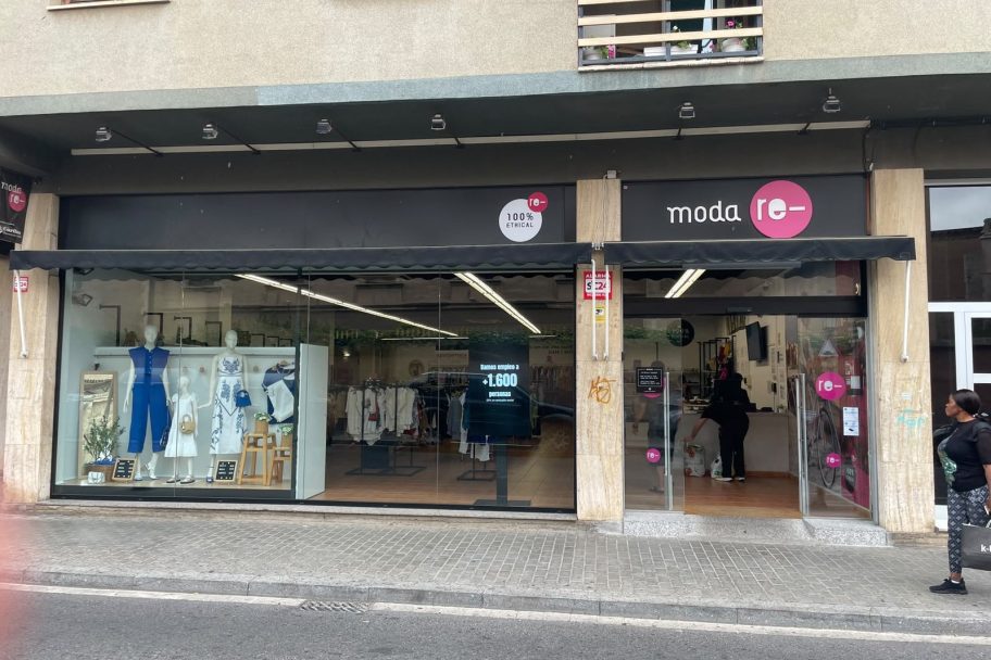 Escaparate de Moda re- Lleida Bisbe, ropa de segunda mano en Lleida
