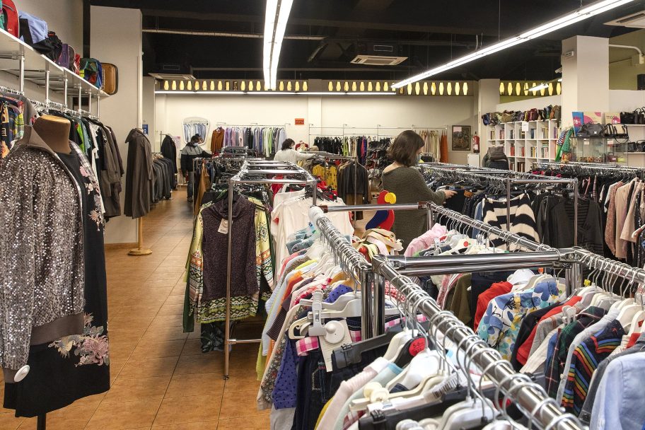 Interior de Moda re- Lleida Bisbe, ropa de segunda mano en Lleida