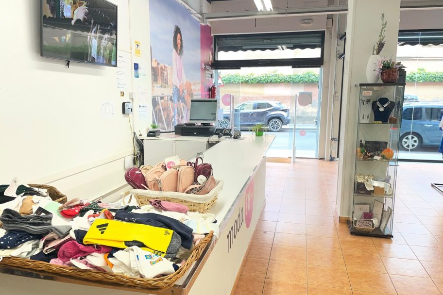 Mostrador de Moda re- Lleida Bisbe, ropa de segunda mano en Lleida