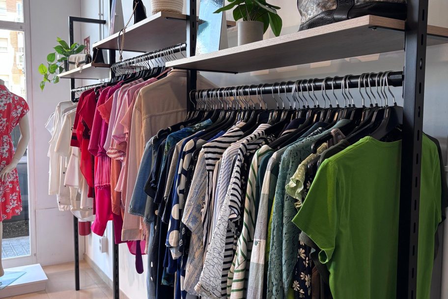 Interior de Moda re- Cervera, ropa de segunda mano en Cervera
