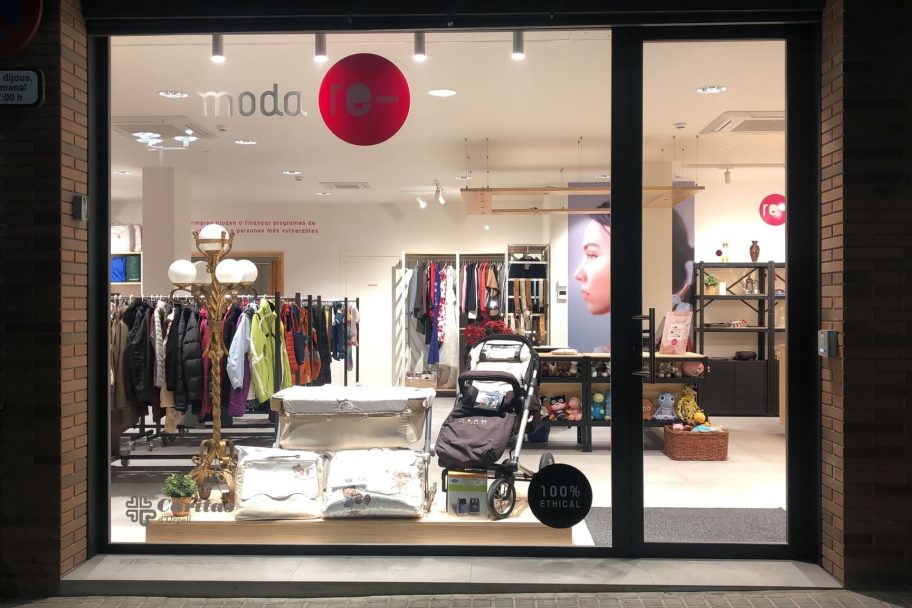 Escaparate de Moda re- Guissona, ropa de segunda mano en Guissona