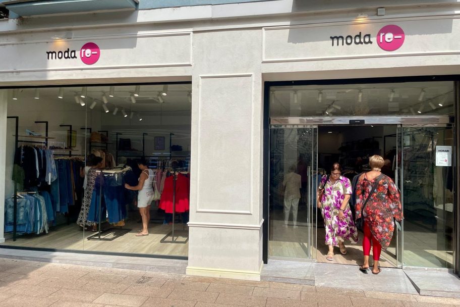 Escaparate de Moda re- Lleida St. Antoni, ropa de segunda mano en Lleida