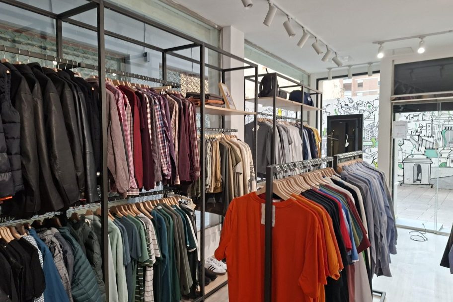 Interior de Moda re- Lleida St. Antoni, ropa de segunda mano en Lleida