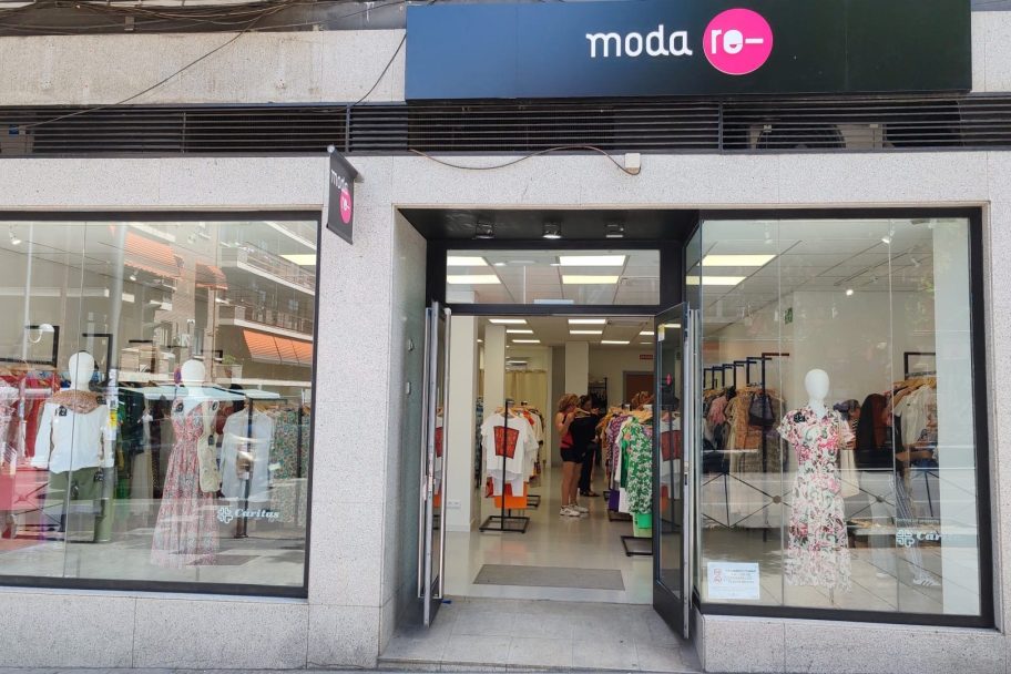 Escaparate de Moda re- Madrid Albufera, ropa de segunda mano en Madrid