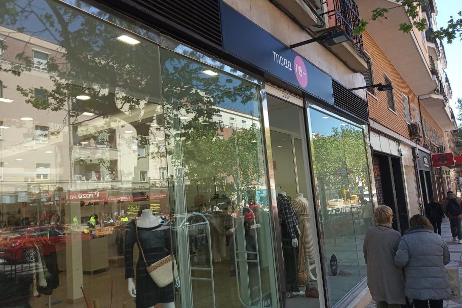 Escaparate de Moda re- Madrid Alcalá, ropa de segunda mano en Madrid