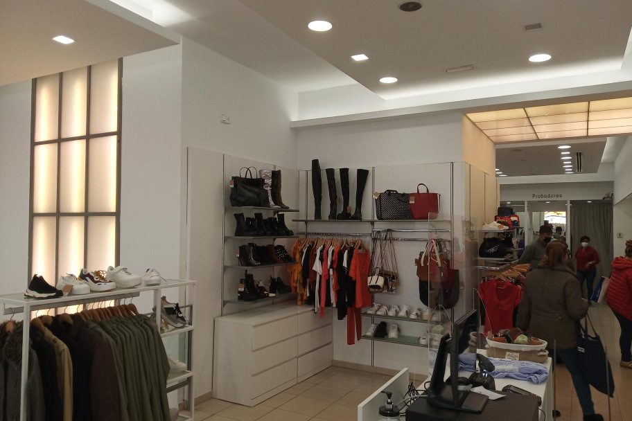 Interior de Moda re- Madrid Alcalá, ropa de segunda mano en Madrid