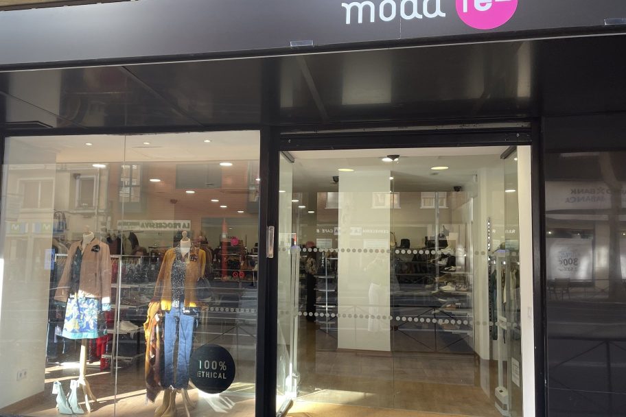 Escaparate de Moda re- Madrid Bravo Murillo 299, ropa de segunda mano en Madrid