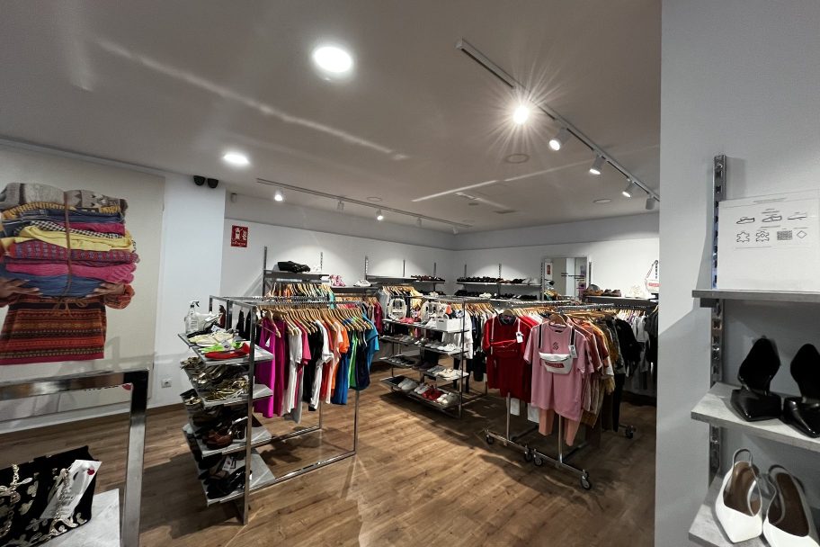 Interior de Moda re- Madrid Bravo Murillo 299, ropa de segunda mano en Madrid