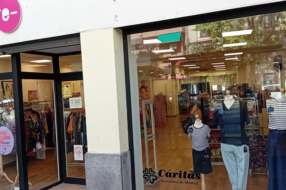 Escaparate de Moda re- Madrid Embajadores, ropa de segunda mano en Madrid